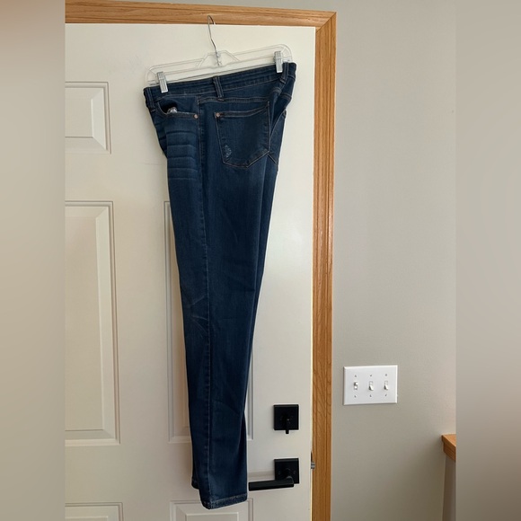 Judy Blue relaxed fit denim jeans. Size 7 /28” waist, 31”L. - Picture 3 of 12